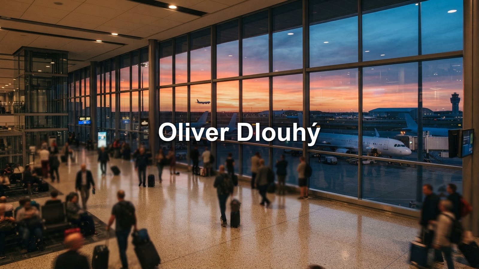 Letištní hala s letadly za okny