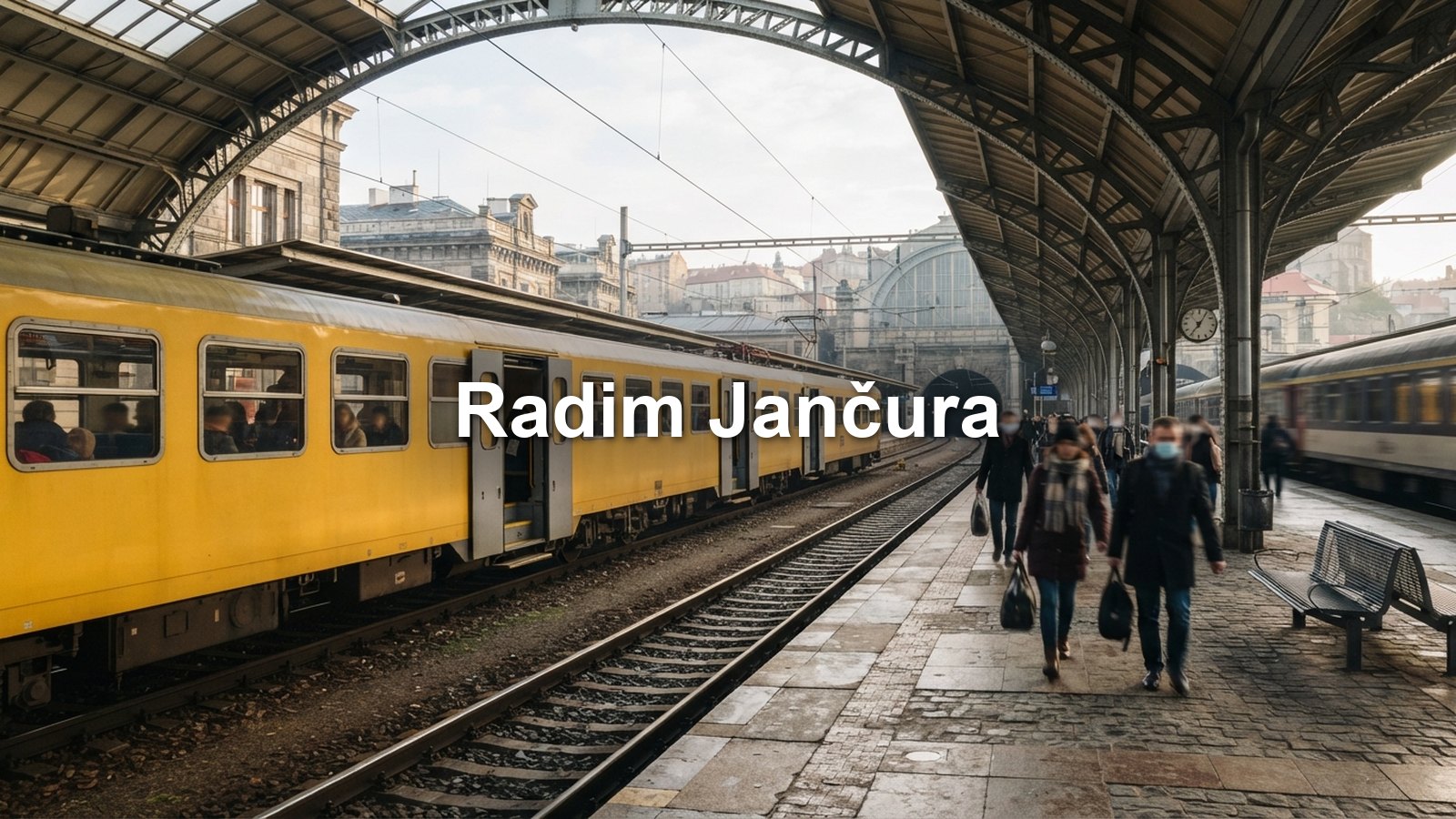 Žlutý vlak na nástupišti